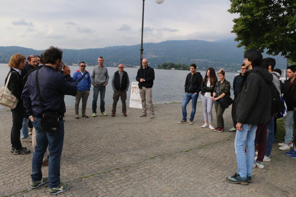 riunione pre-lavoro sul lungolago