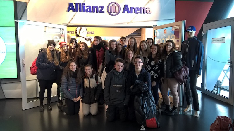 studenti davanti all'Allianz Arena di Monaco