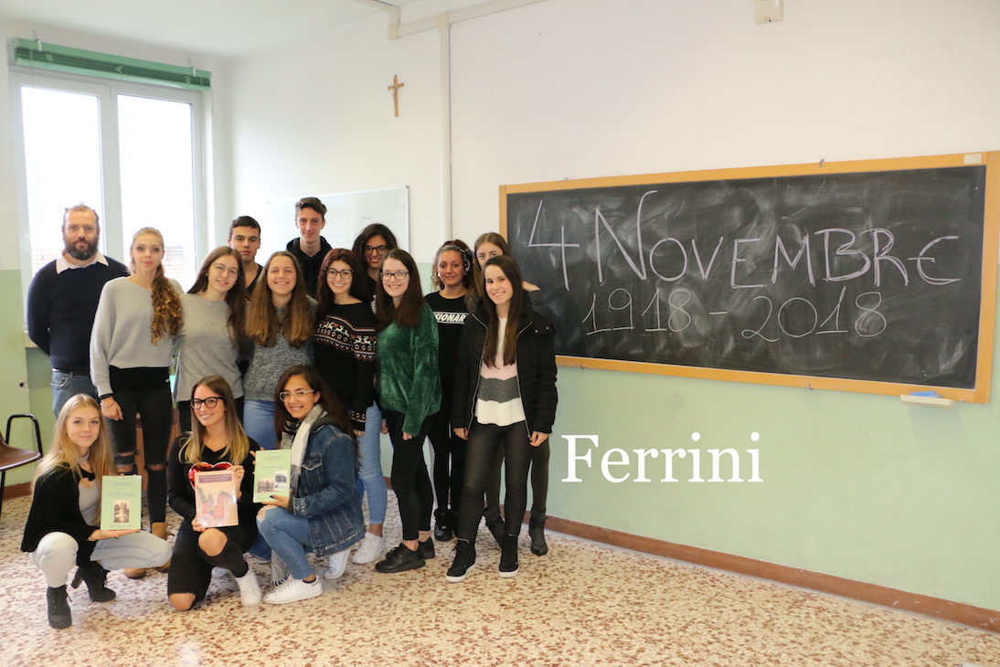 Gli studenti della classe 5B Turismo con il professor Fabio Colombo