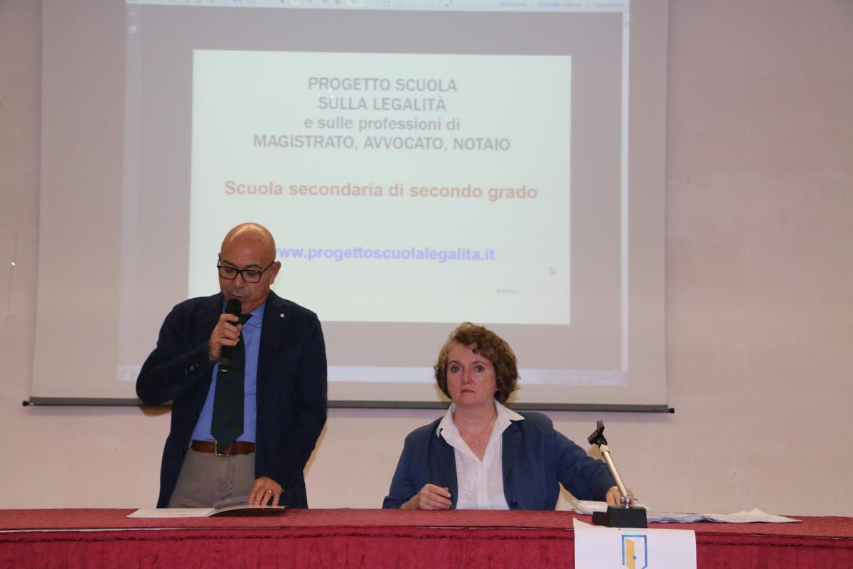 Il preside Santino Mondello introduce l'incontro con il notaio Stefania Scalabrini