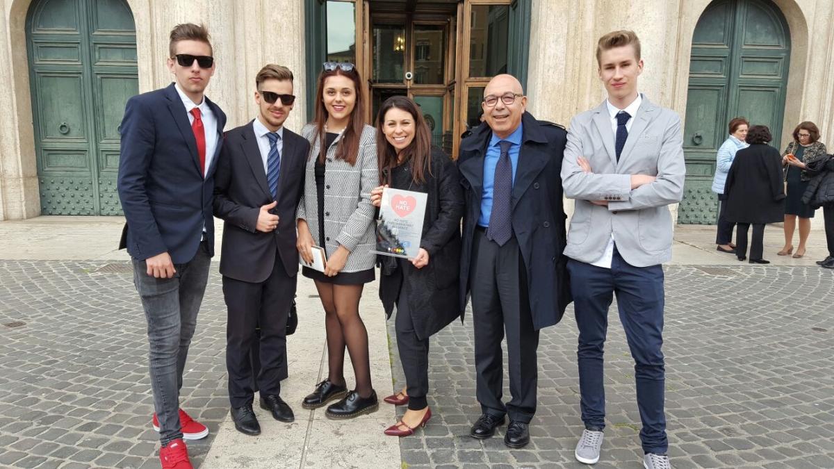 Foto ricordo con il premio davanti a Montecitorio