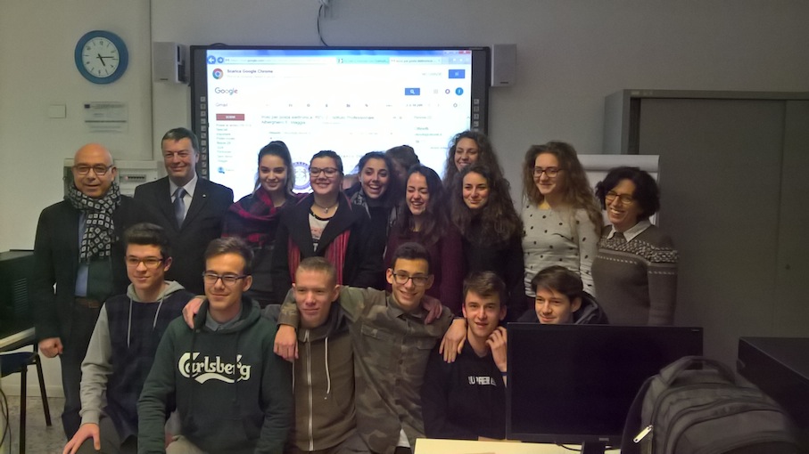 Foto di gruppo degli studenti con l'ingegnere Ottinetti