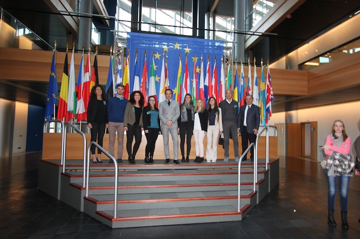 Foto ricordo della delegazione davanti alle bandiere del Parlamento