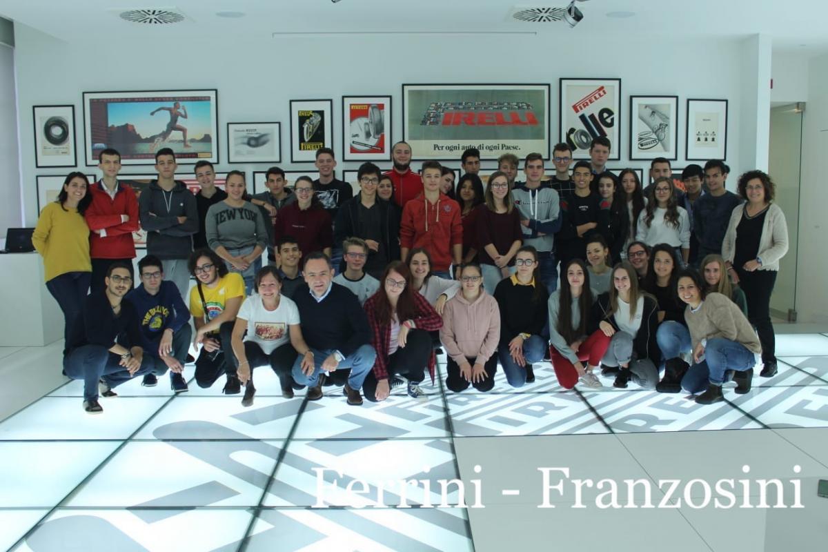 studenti in visita alla Pirelli di Milano