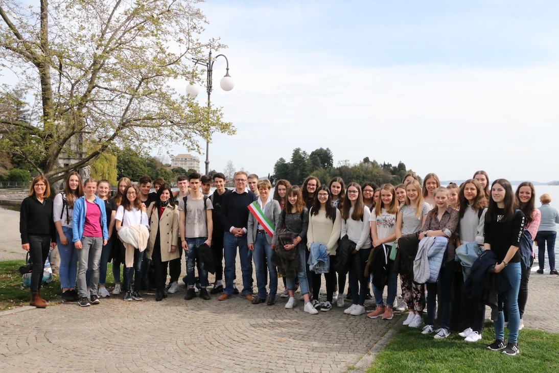 visita studentesse tedesche a Verbania davanti al municipio con il sindaco di Verbania