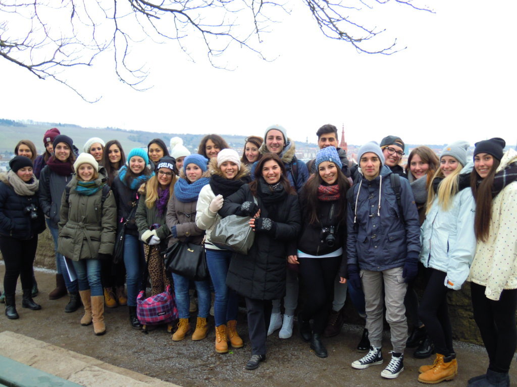 Un nutrito gruppo di studenti e insegnanti a Wurzburg